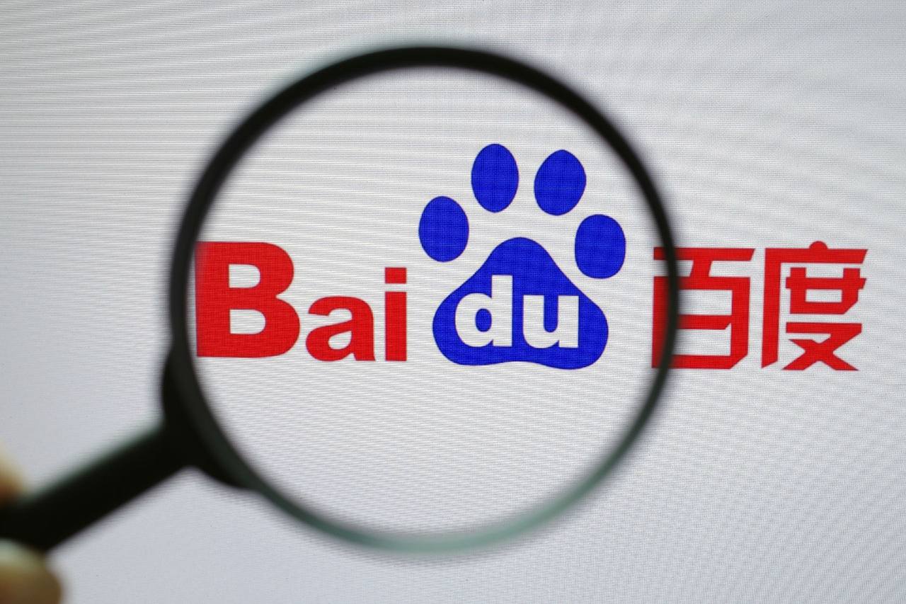 鸡排哥被男子扯拽衣服要求站高点演讲